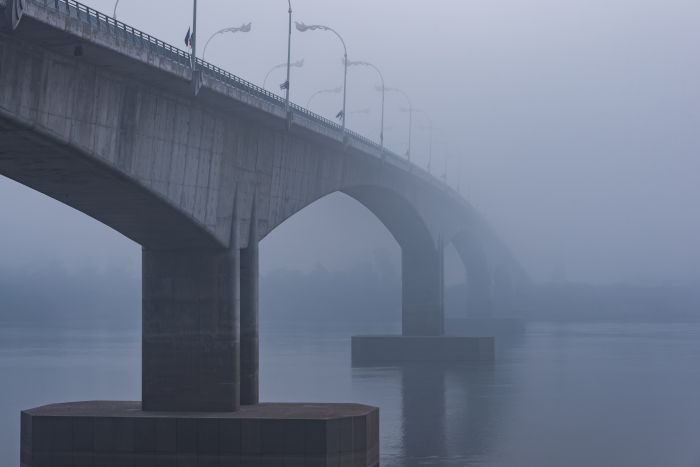 Фотообои «Сваи моста в тумане»