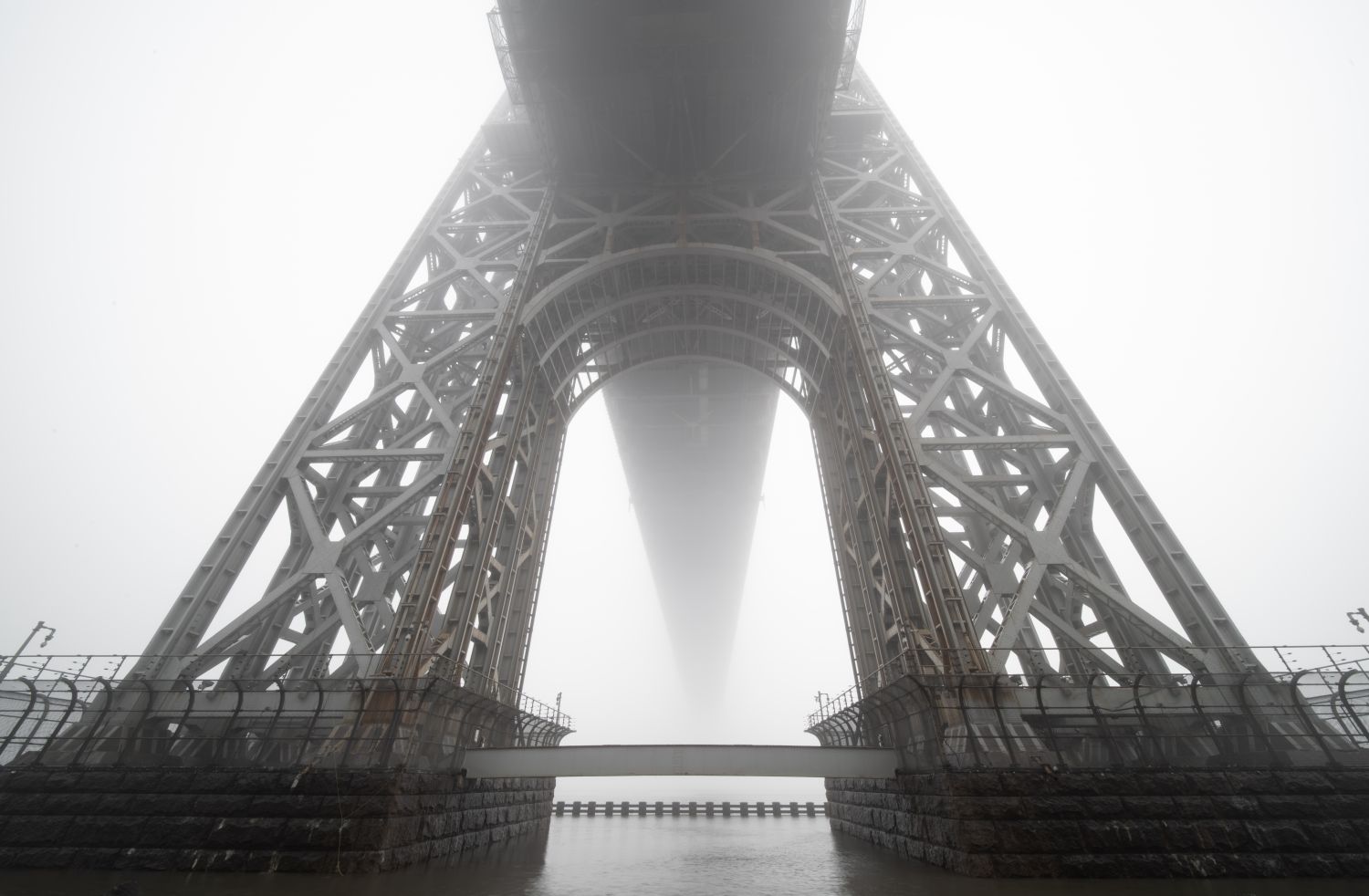 Фрески «Массивный мост в тумане»