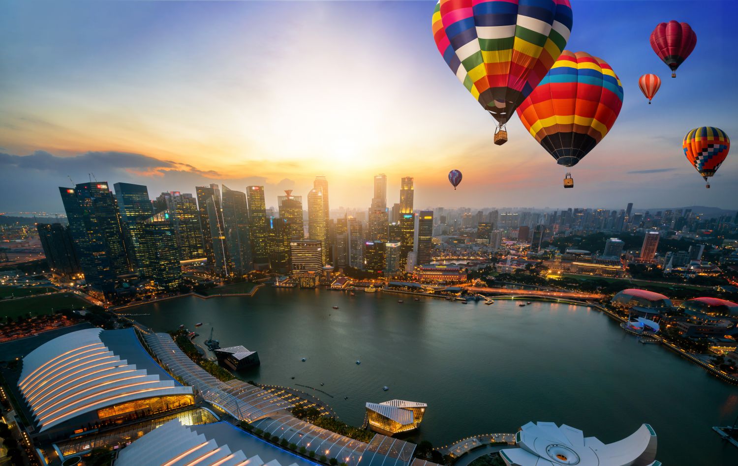 Фотообои «Воздушные шары над мегаполисом»