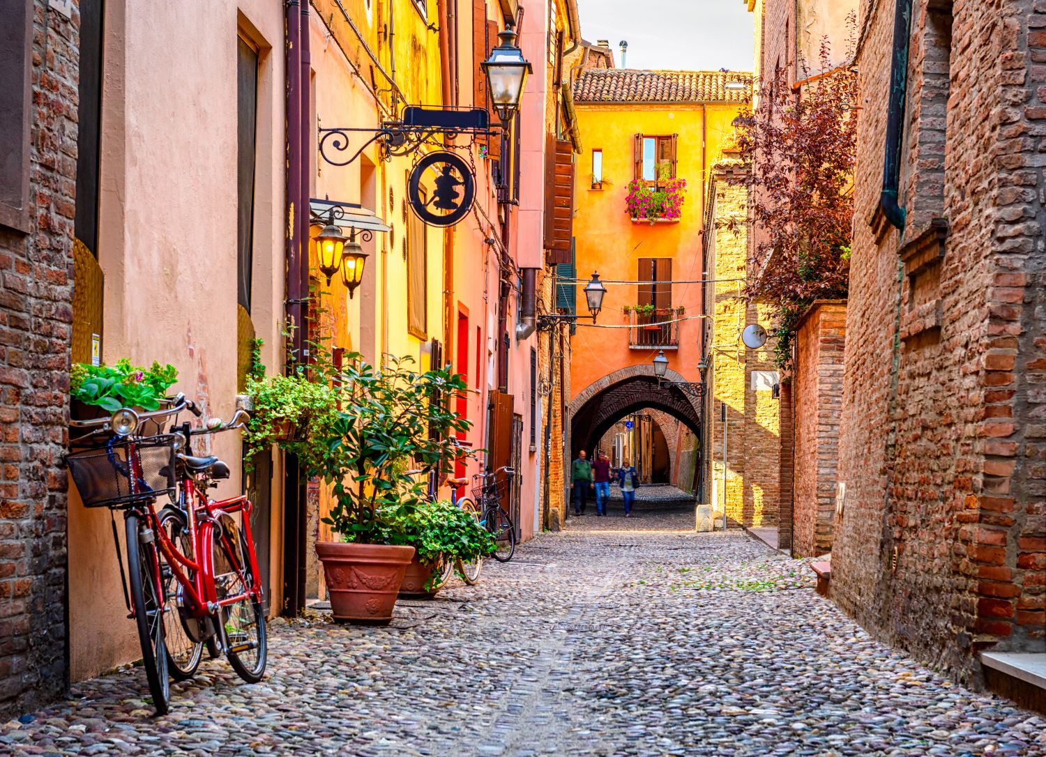 Фотообои «Итальянская узкая улочка»