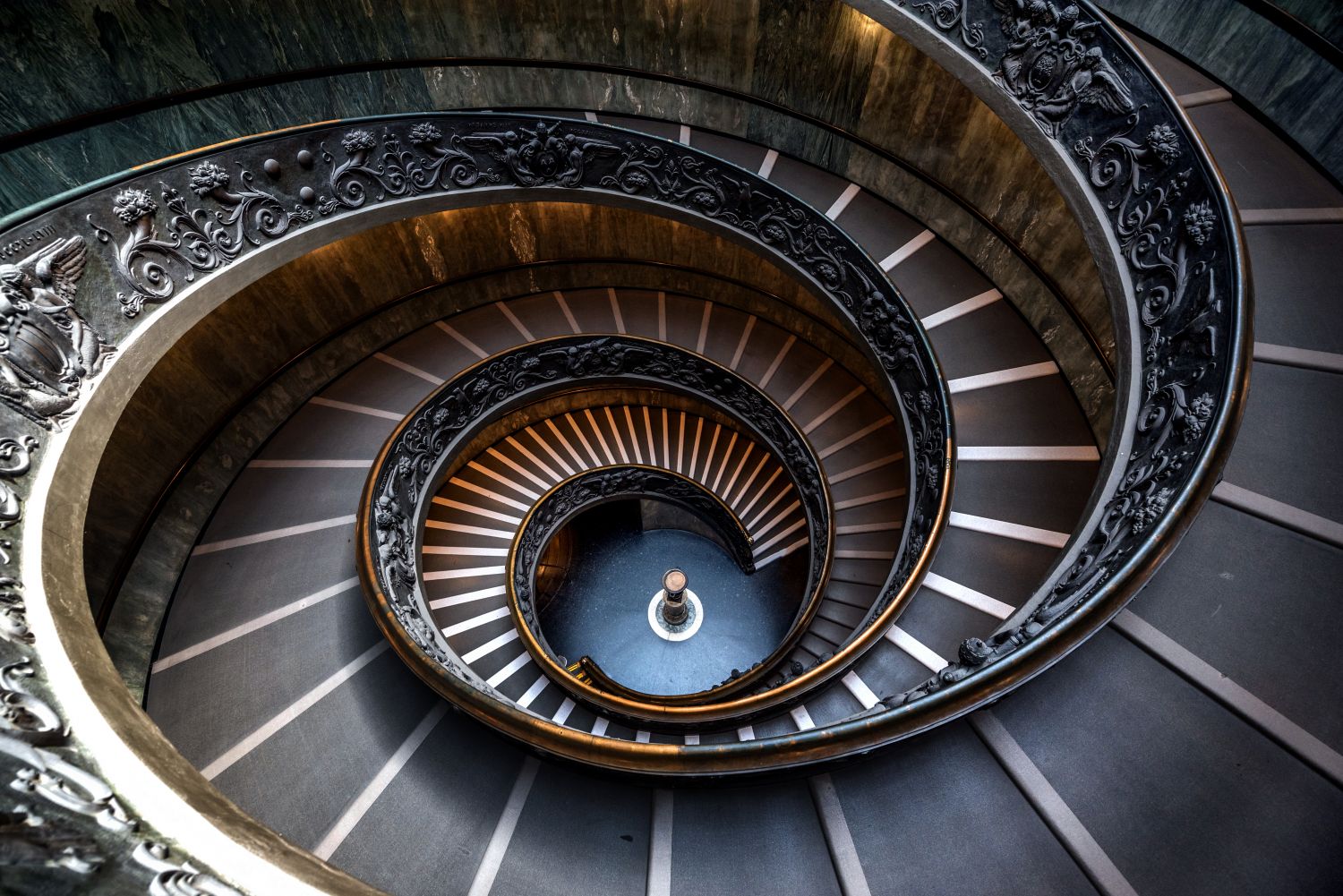 Фотообои «Винтовая лестница»