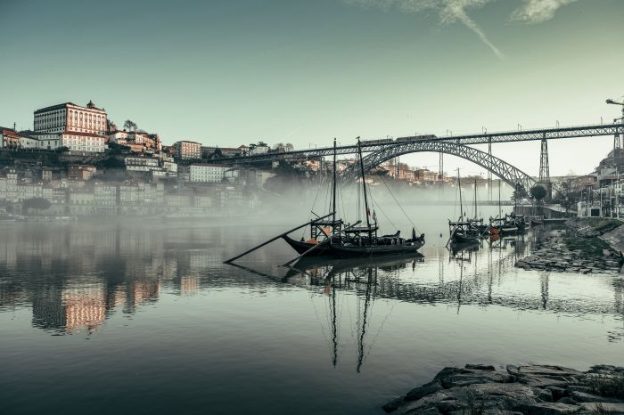 Фотообои «Туманная дымка над мостом»