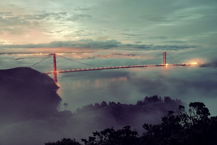 Фотообои «Панорама моста в тумане»