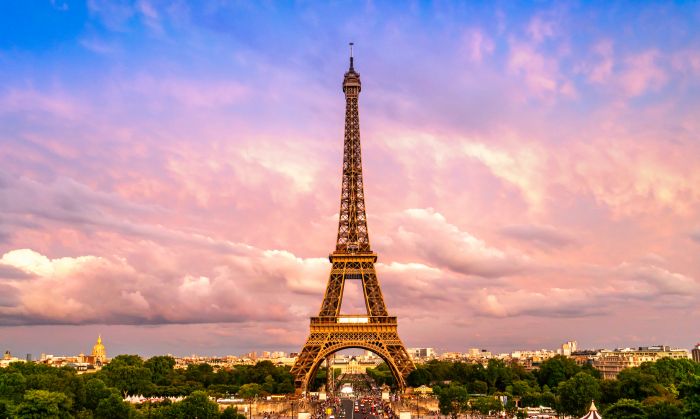 Фотообои «Эйфелева башня и розовые облака»