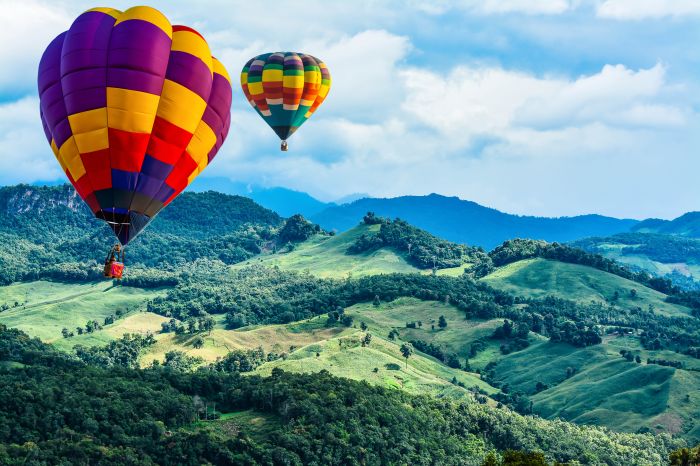 Фотообои «Воздушные шары над зелеными холмами»