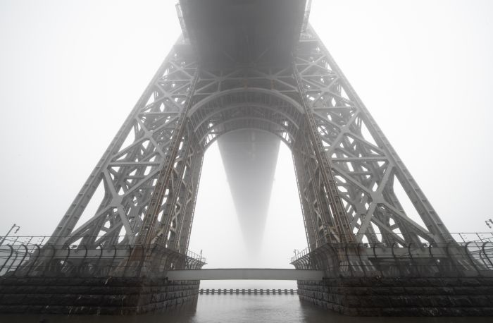 Фреска «Массивный мост в тумане»